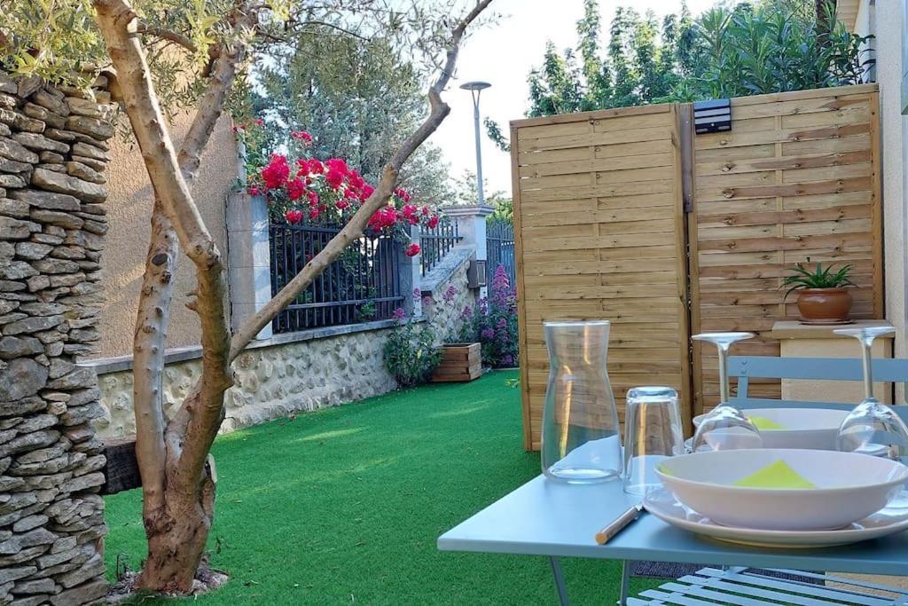 Gite De L'Olivier, Classe, Climatise, Jardin Avec Parking Gratuit Devant Le Logement Et A 5 Minutes Du Centre-Ville A Pied LʼIsle-sur-la-Sorgue Exteriör bild